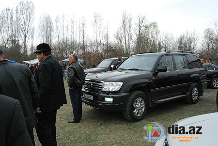 Dövlət Zaqatala icra başçısının qarşısında acizdirmi? вЂ“ Başçının plyonkalı maşını DYP maşını ilə yanaşı