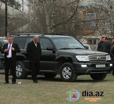 Dövlət Zaqatala icra başçısının qarşısında acizdirmi? вЂ“ Başçının plyonkalı maşını DYP maşını ilə yanaşı