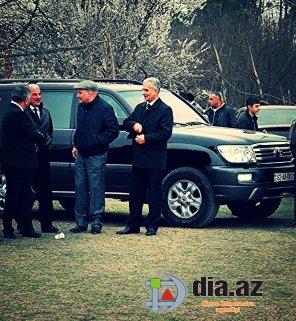Dövlət Zaqatala icra başçısının qarşısında acizdirmi? вЂ“ Başçının plyonkalı maşını DYP maşını ilə yanaşı