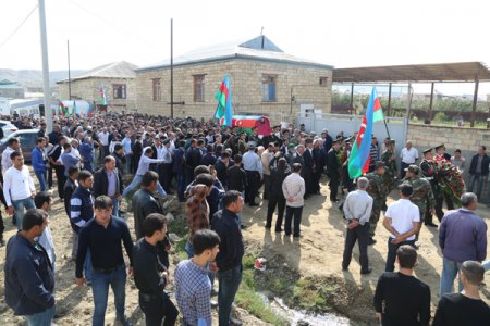 Atası olqarxlardan fərqli olaraq ona şəhidliyi miras qoydu.... – Amma bu gün ən zəngin olanı da o oldu... Atası olqarxlardan fərqli olaraq ona şəhidliyi miras qoydu.... – Amma bu gün ən zəngin olanı da o oldu...