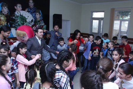 Aqil Acalov doğum gününü uşaqlarla birlikdə qeyd edib Aqil Acalov doğum gününü uşaqlarla birlikdə qeyd edib
