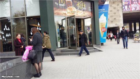 Müştəri “Mc DonaldвЂ™s”dan şikayətçidir, restoran isə...