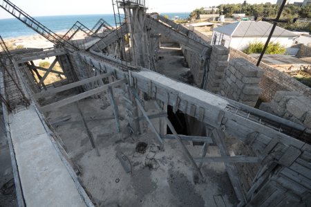Şeyxin qudası vətəndaşın 3 mərtəbəli evini dağıdıb Şeyxin qudası vətəndaşın 3 mərtəbəli evini dağıdıb