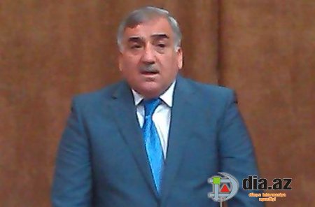 Şüvəlanda meydan sulayan bələdiyyə sədri... Şüvəlanda meydan sulayan bələdiyyə sədri...