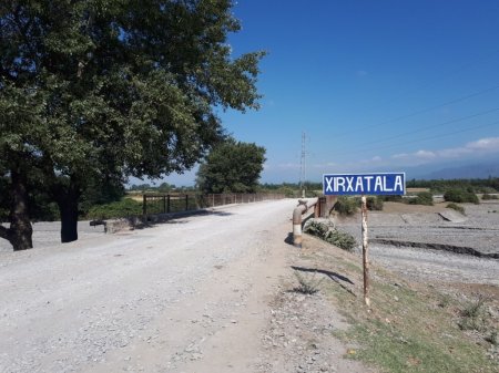Kənd camaatı indi bu “şirinlikləri” də verməyə razıdır... Kənd camaatı indi bu “şirinlikləri” də verməyə razıdır...