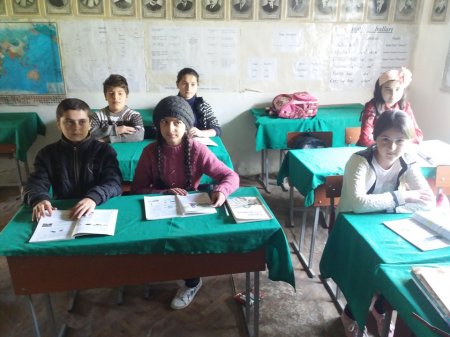 Ceyhun Bayramov gəlib bu siniflərdə yarımca saat otura bilsə... Ceyhun Bayramov gəlib bu siniflərdə yarımca saat otura bilsə...
