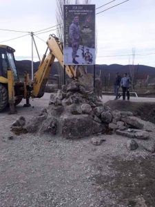Xızıda şəhidin plakatı söküldü, başçı isə… Xızıda şəhidin plakatı söküldü, başçı isə…