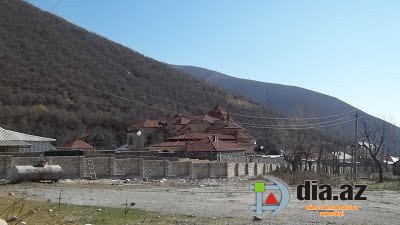 Başçının 5 villası var... camaatsa daxmalarda çürüyür...